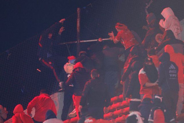 Los barras de Independiente contra los hinchas del equipo chileno.