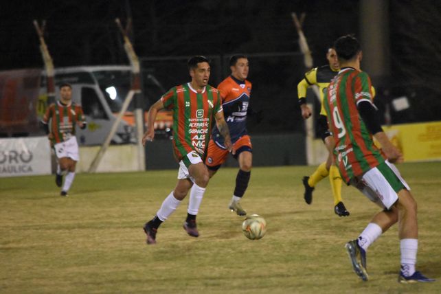 Sportivo Las Parejas se hizo fuerte ante Central Córdoba.