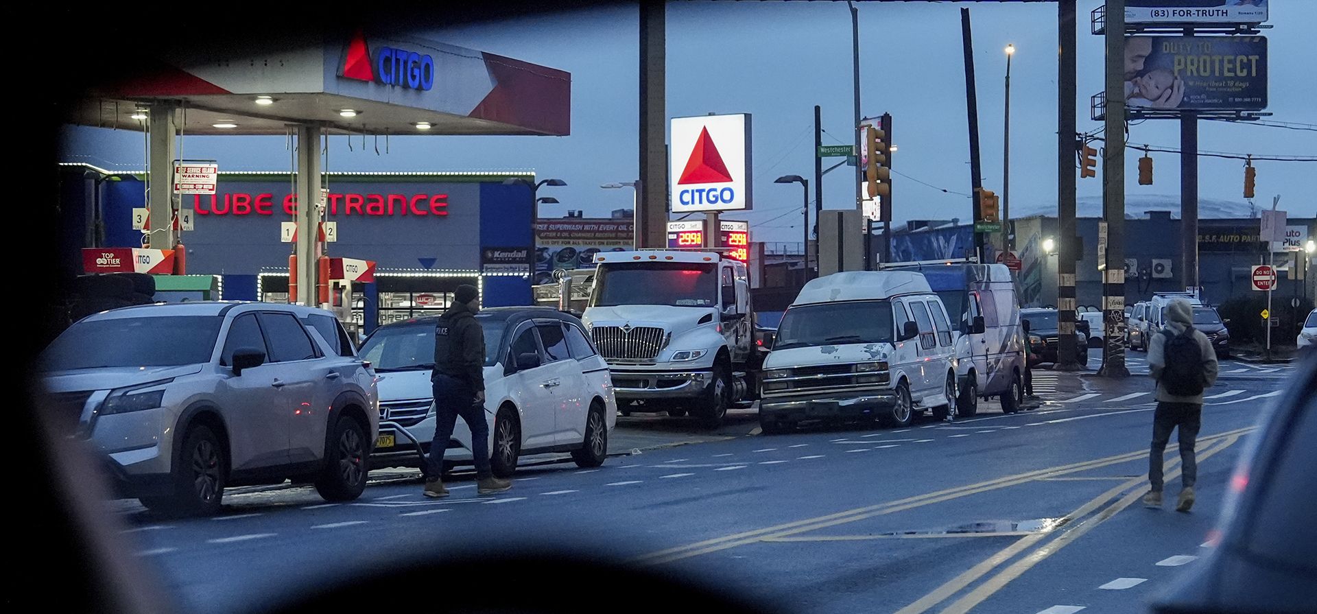 Un agente de deportación de la Oficina de Inmigración y Control de Aduanas de Estados Unidos (ICE) en la ciudad de Nueva York, a la izquierda, camina para arrestar a Wilmer Patricio Medina-Medina, a la derecha, durante un operativo matutino el martes 17 de diciembre de 2024 en el distrito del Bronx de Nueva York. (Foto AP/Julia Demaree Nikhinson) Un agente de deportación de la Oficina de Inmigración y Control de Aduanas de Estados Unidos (ICE) en la ciudad de Nueva York, a la izquierda, camina para arrestar a Wilmer Patricio Medina-Medina, a la derecha, durante un operativo matutino el martes 17 de diciembre de 2024 en el distrito del Bronx de Nueva York. (Foto AP/Julia Demaree Nikhinson)