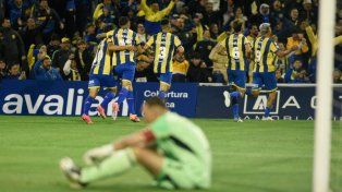 Los futbolistas de Central festejan eufóricos uno de goles frente a River, en un triunfo clave en el Gigante.