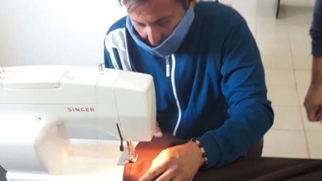 Lejos del frío de las calles confeccionan cobijas para otros