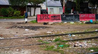 Crimen en zona oeste: llegó en auto, baleó a un grupo, mató a un joven e hirió a una mujer