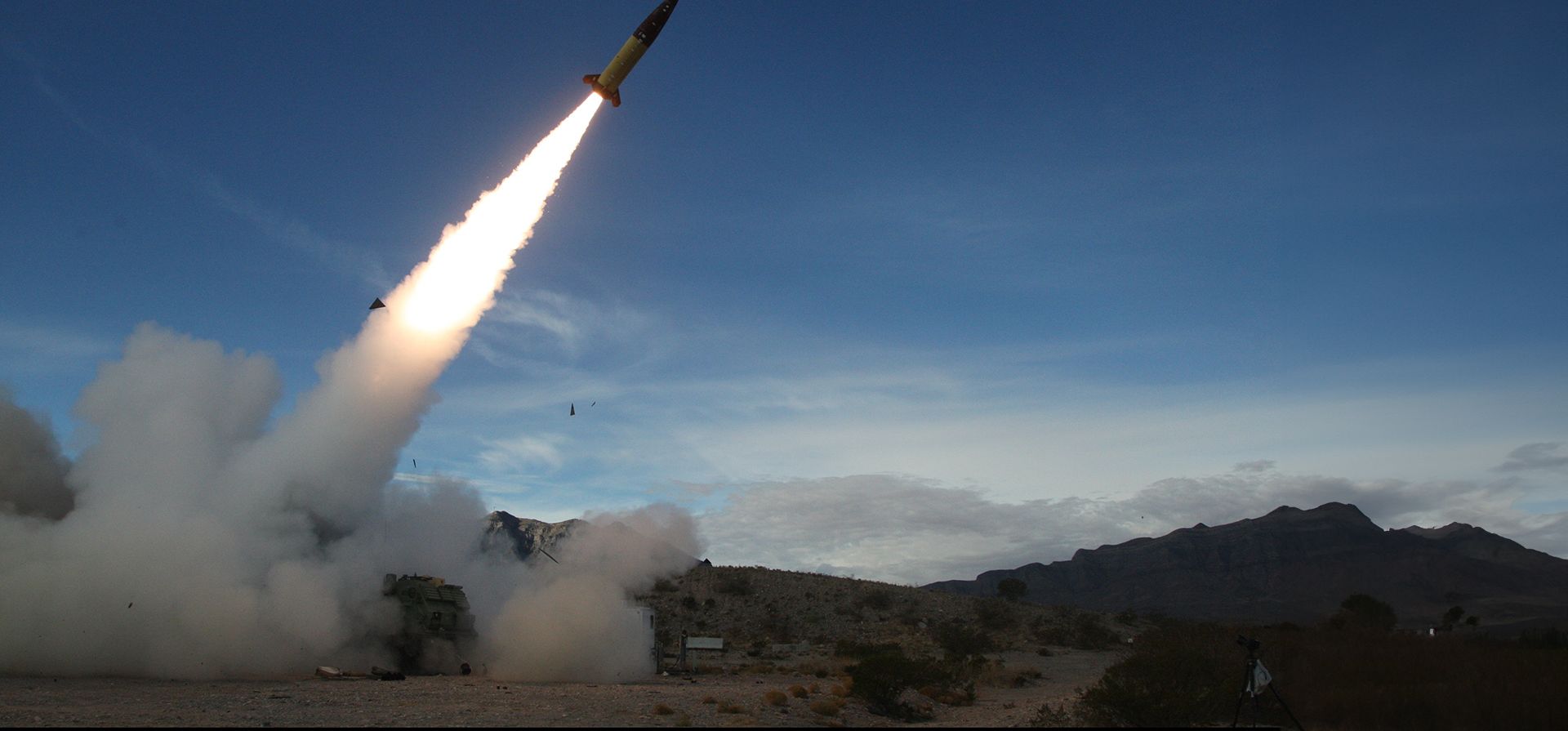La gente mira el lugar de un ataque con misiles rusos, Odesa, Ucrania. Fotografía: Serhii Smolientsev/Reuters La gente mira el lugar de un ataque con misiles rusos, Odesa, Ucrania. Fotografía: Serhii Smolientsev/Reuters
