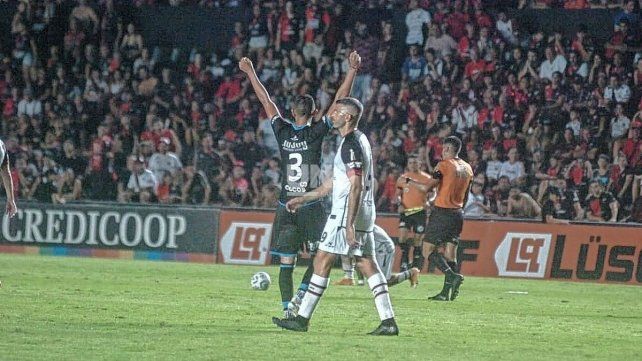 Colón cortó una racha de cinco partidos sin perder como local. Colón cortó una racha de cinco partidos sin perder como local.