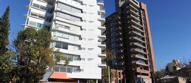 Dos torres en el barrio Arroyito avanzan en las cercanías del estadio de Rosario Central. Tienen vista franca al río en un lugar cada vez más explorado por los vecinos de Rosario. (Foto: Néstor Juncos)