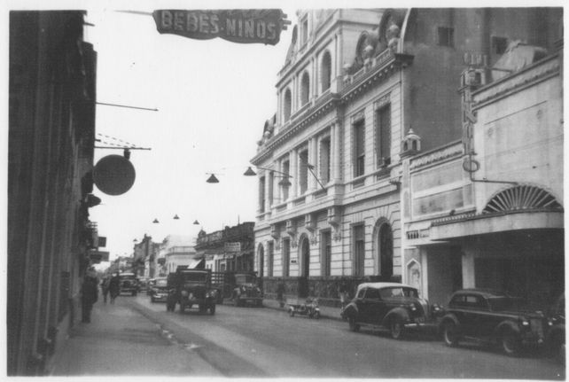 Primer edificio propio del banco, en Sarmiento 1350. Sus dos sedes anteriores habían sido alquiladas en San Martín 1176/82 y San Juan 755/63. 
