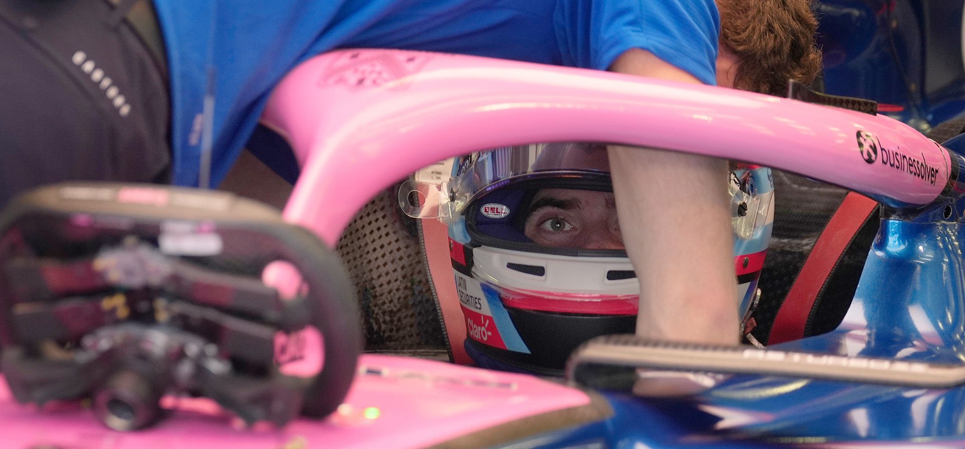 El piloto argentino de Alpine, Franco Colapinto, espera en su auto durante una prueba de pretemporada de Fórmula Uno en el Circuito Internacional de Baréin en Sakhir, Baréin, el miércoles 11 de febrero de 2026. (Foto AP/Altaf Qadri)
