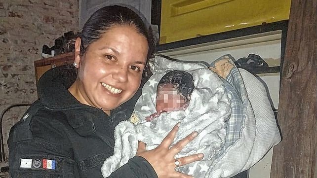 Rosario: Policías de Acción Táctica ayudaron a una joven a dar a luz a su beba