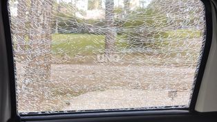 Un piedrazo le rompió el vidrio del auto