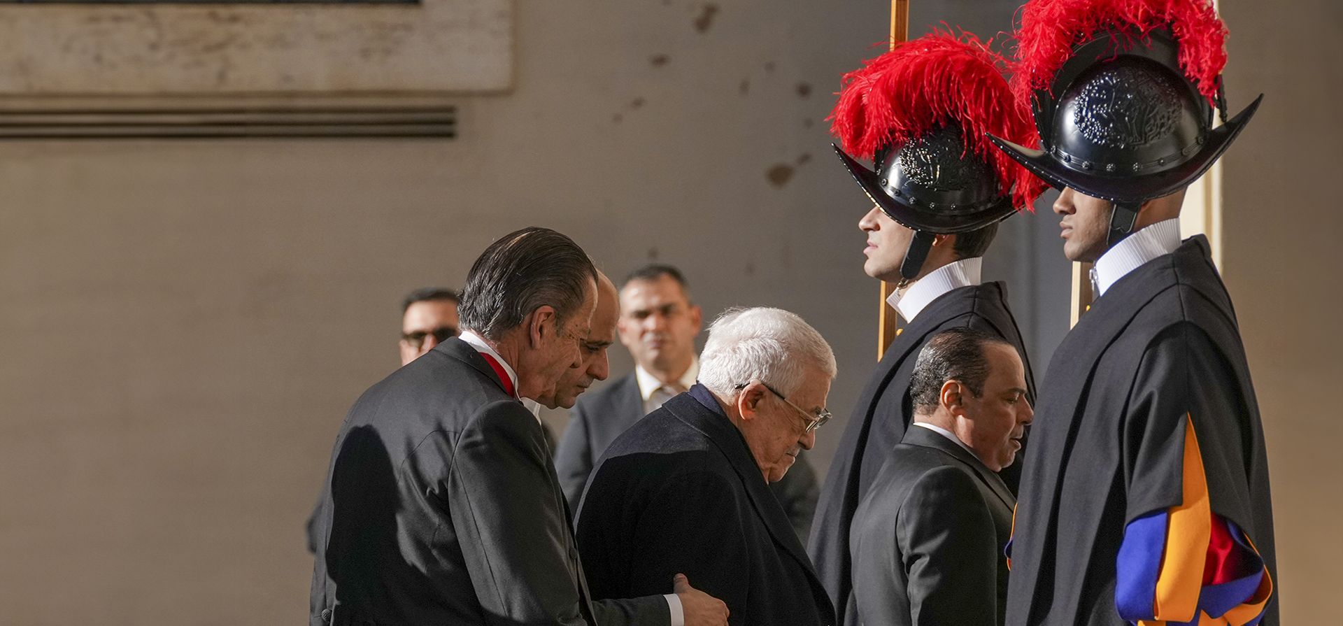 El presidente de la Autoridad Palestina, Mahmud Abás (centro), llega al patio de San Dámaso en camino a una audiencia privada con el papa Francisco, en el Vaticano, el jueves 12 de diciembre de 2024. (Foto AP/Andrew Medichini) El presidente de la Autoridad Palestina, Mahmud Abás (centro), llega al patio de San Dámaso en camino a una audiencia privada con el papa Francisco, en el Vaticano, el jueves 12 de diciembre de 2024. (Foto AP/Andrew Medichini)