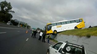 Un colectivo terminó con las ruedas en el aire en un acceso a la autopista
