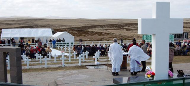 Emotiva visita de familiares de ca&iacute;dos en Malvinas al cementerio de Darwin