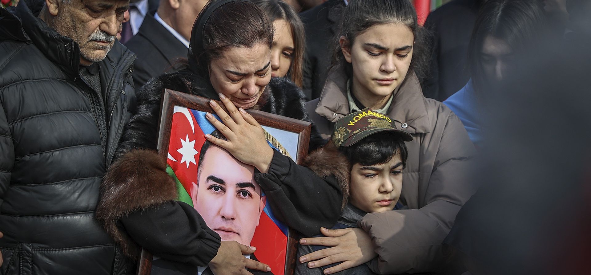 Familiares y amigos lloran cerca del ataúd con el cuerpo de Orkhan Rizvan Oglu Askarov, jefe de seguridad de la Embajada de Azerbaiyán en la capital de Irán, durante su ceremonia de despedida en Bakú, Azerbaiyán, el lunes 30 de enero de 2023. Un hombre armado irrumpió en la Embajada de Azerbaiyán el viernes, matando a su jefe de seguridad e hiriendo a dos guardias en un ataque que aumentó las tensiones entre los dos países vecinos. (Foto AP/Aziz Karim