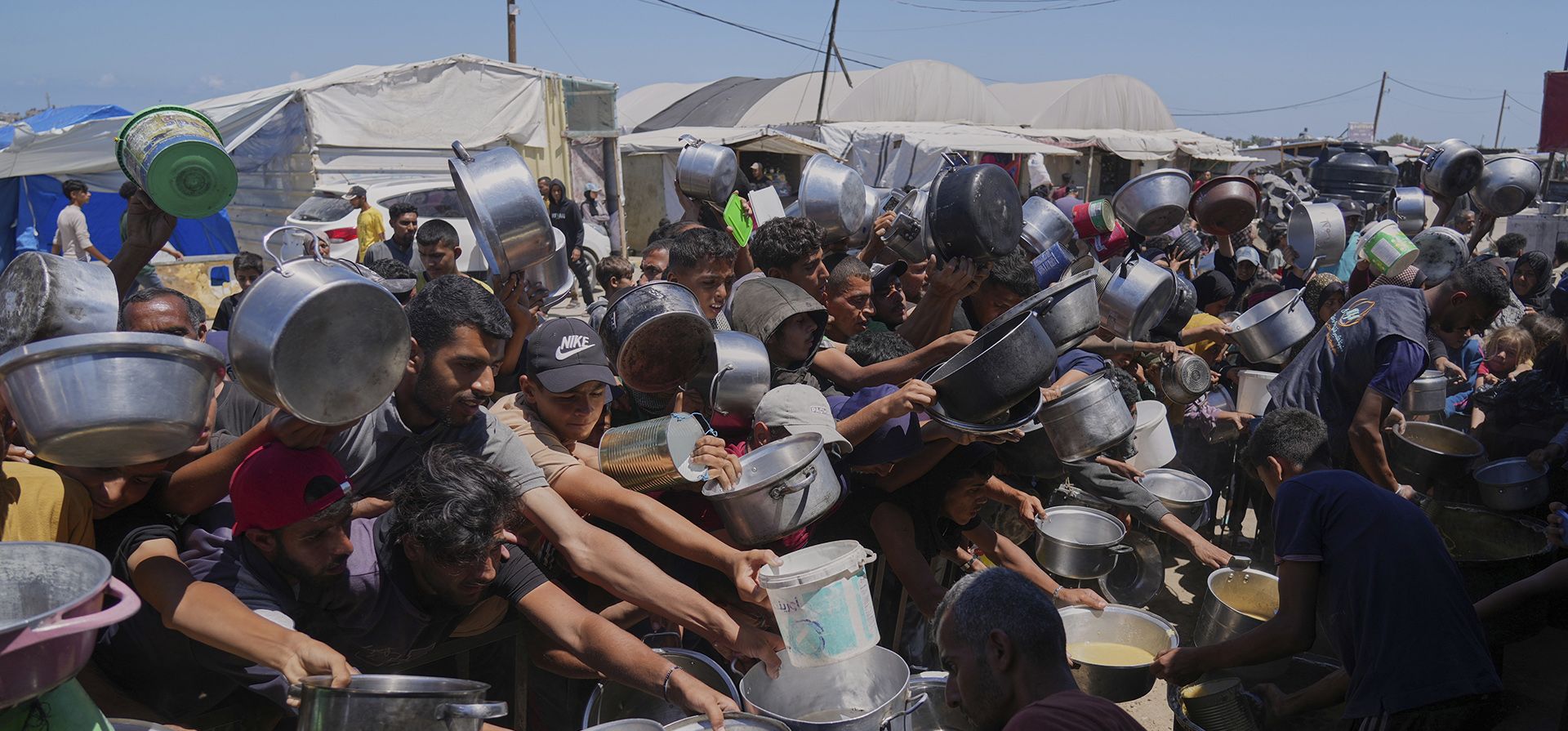 Palestinos luchan por conseguir alimentos donados en un comedor comunitario en Khan Younis, al sur de la Franja de Gaza, el lunes 2 de junio de 2025. (Foto AP/Abdel Kareem Hana) Palestinos luchan por conseguir alimentos donados en un comedor comunitario en Khan Younis, al sur de la Franja de Gaza, el lunes 2 de junio de 2025. (Foto AP/Abdel Kareem Hana)
