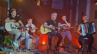 El grupo Código destino estrenará su primer videoclip Alza tu voz conmigo