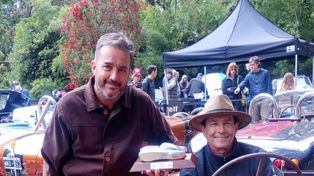 De Rufino y Sastre a la Autoclásica 2025. Luciano Caturelli, coordinador de la Escudería Santafesina de Autos Antiguos, y Joselito Giorda muestran orgullosos el premio que ganó el Fuerza Libre