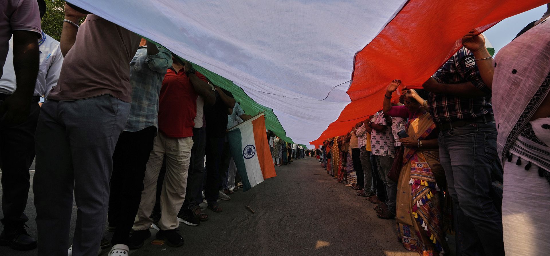 Personas portan una enorme bandera tricolor mientras participan en la Tiranga Yatra o marcha tricolor en Guwahati, India, para celebrar el ataque de la India contra objetivos dentro de Pakistán que, según se afirma, estaban afiliados a militantes responsables de la masacre de 26 turistas en abril en la Cachemira controlada por la India, el miércoles 14 de mayo de 2025. (Foto AP/Anupam Nath) Personas portan una enorme bandera tricolor mientras participan en la Tiranga Yatra o marcha tricolor en Guwahati, India, para celebrar el ataque de la India contra objetivos dentro de Pakistán que, según se afirma, estaban afiliados a militantes responsables de la masacre de 26 turistas en abril en la Cachemira controlada por la India, el miércoles 14 de mayo de 2025. (Foto AP/Anupam Nath)