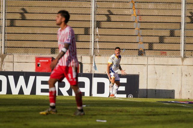 Lautaro Giaccone festeja el gol que definió el partido ante Los Andes.
