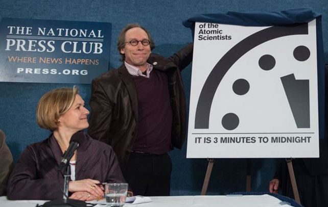 señal de peligro. El doctor en física Lawrence Krauss destapa el “Reloj del Juicio Final” en la conferencia de ayer.