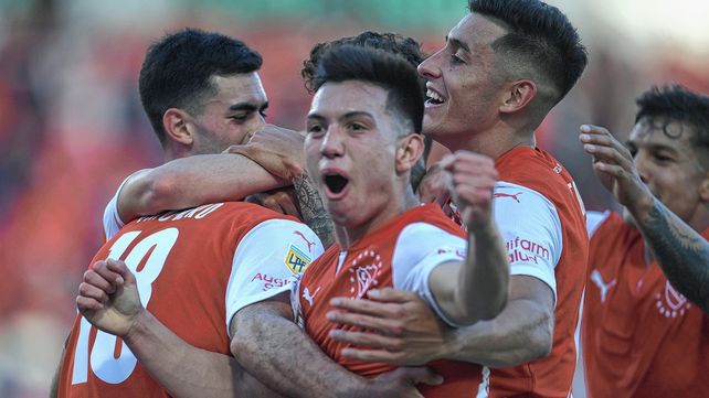 Alan Velasco convirtió un gol y fue la figura del encuentro.