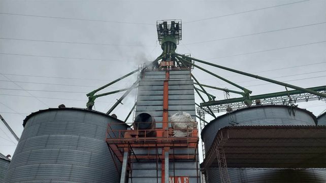 Dos dotaciones de Bomberos Zapadores de San Lorenzo acudieron al Incendio de una planta secadora de cereal en Aldao.&nbsp;