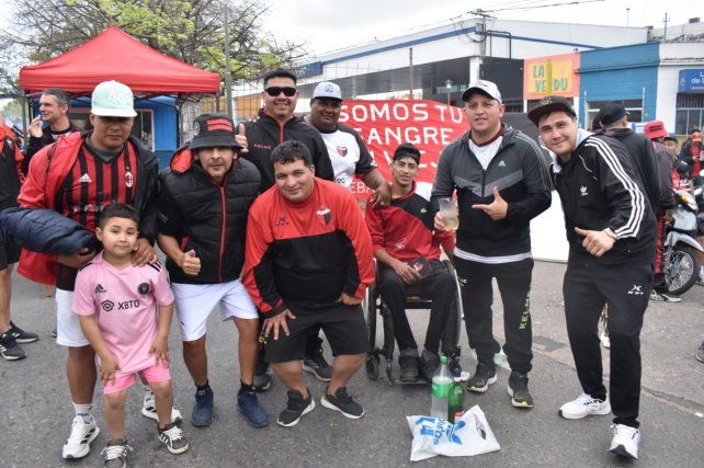 Todo el color y el calor de los hinchas de Colón en la previa del duelo ante el CADU