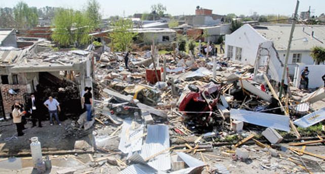 Una muerta, ocho heridos y quince casas destruidas por una explosi&oacute;n