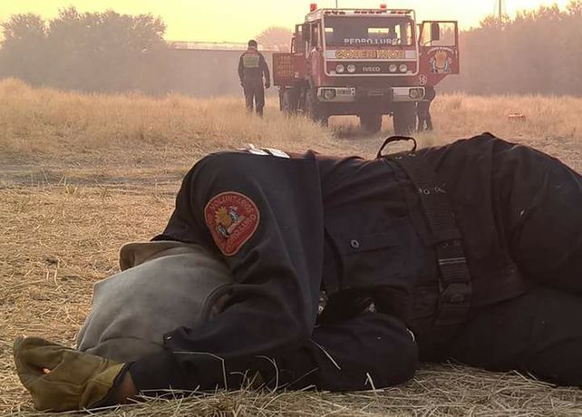 La foto de una bombera de los incendios que se hizo viral en las redes.