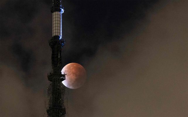 Las espectaculares imágenes del eclipse parcial lunar