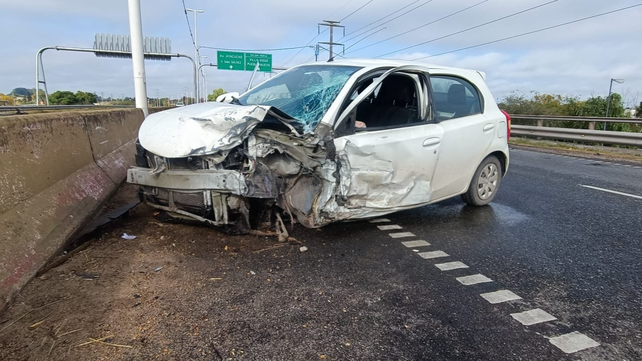 Choque en Acceso Sur y avenida del Rosario. El Toyota Etios que era conducido por una mujer en contramano