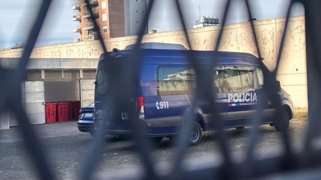 Un móvil policial de la brigada de Asuntos Internos estacionada en el  Hospital de Emergencias Clemente Álvarez, donde se cumple uno de los allanamientos. 