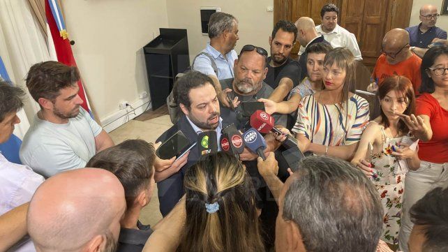 Rogelio Frigerio confirmó que los estatales y docentes percibirán un aumento del 18% y una suma fija de $25.000. El anuncio fue junto con los gremios.