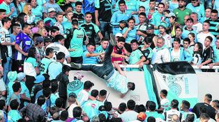 Una enfermedad. Matar a una persona &nbsp;por suponer que era hincha del equipo rival es propio&nbsp;de una locura colectiva.