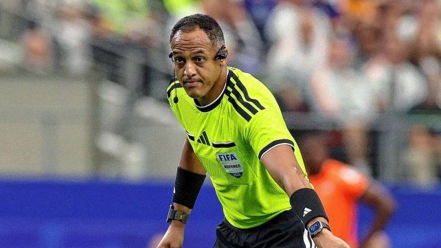 Ismail Elfath es el árbitro que dirigirá la semifinal entre Argentina e Inglaterra.