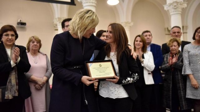Galardonada. Raquel Davi (derecha) recibió la distinción ayer en la sede del Ministerio de Educación de la Nación.