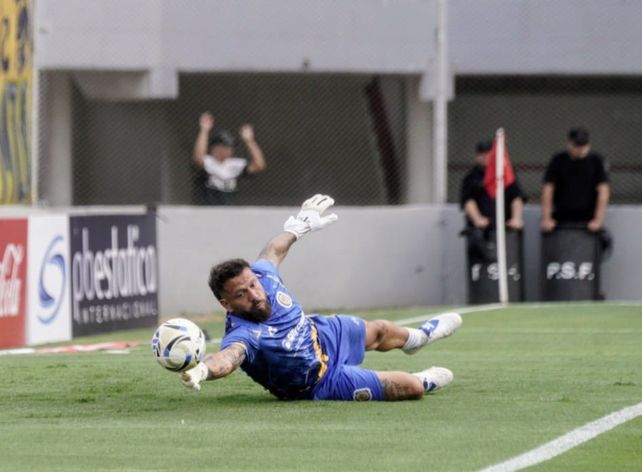 Fatura Broun volvió al arco de Central y ahora habrá que esperar si Ledesma se recupera de una molestia en la rodilla. Fatura Broun volvió al arco de Central y ahora habrá que esperar si Ledesma se recupera de una molestia en la rodilla.