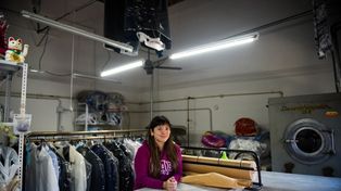 Claudia Arakaki tras el mostrador de la Tintorería El Japón, de Crespo 491, un comercio de 70 años de antigüedad. El local lo abrió su abuelo Cashin Arakaki nacido como todos los tintoreros japoneses en este país, en la isla de Okinawa. &nbsp; &nbsp;