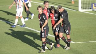 Cacciabue, Formica, Palacios y Alexis festejan la apertura del marcador en San Nicolás.