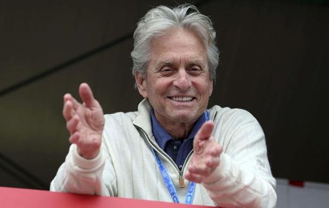 Michael Douglas reveló en 2010 que tiene que luchar contra un cáncer con quimioterapia y radioterapia.
