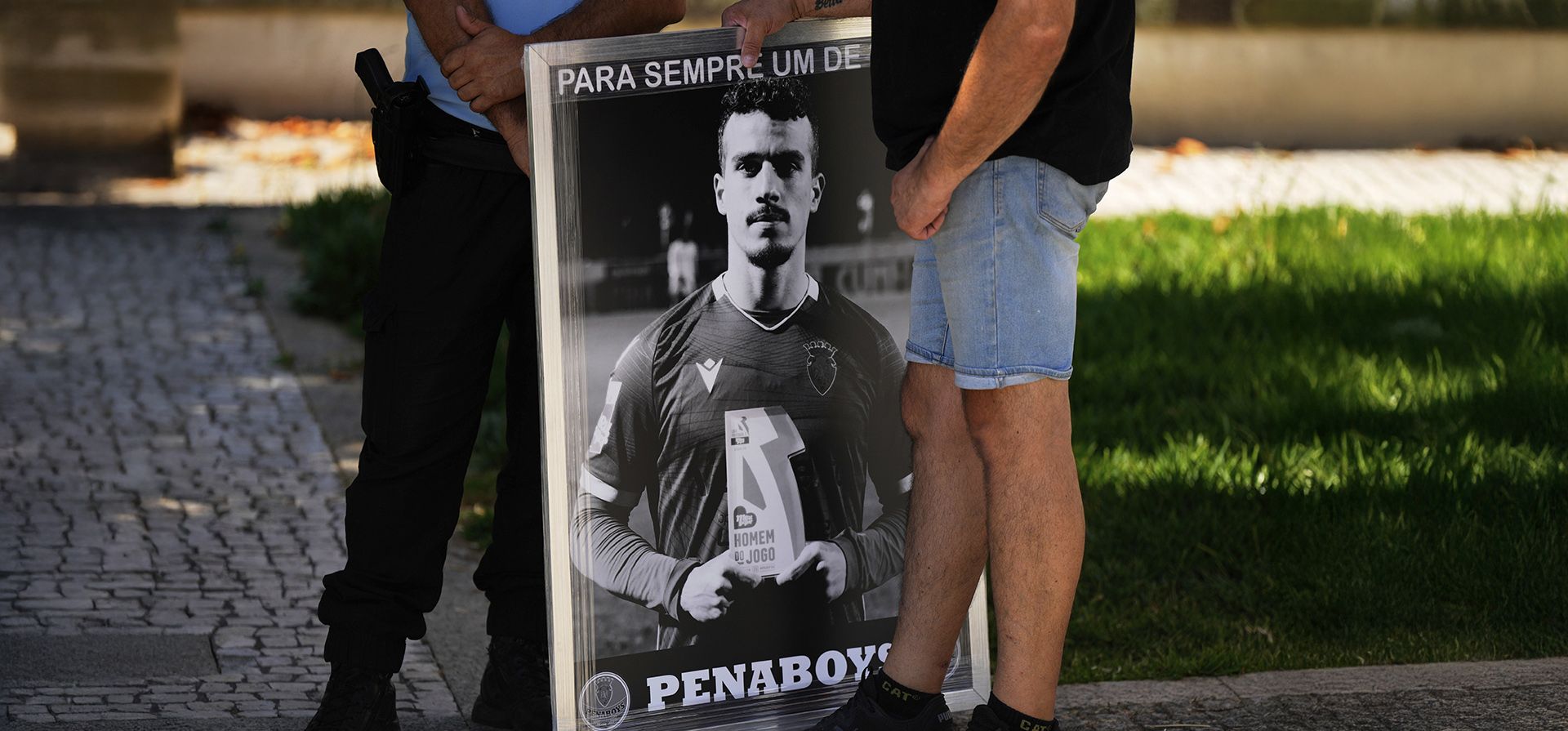 Un cartel con la foto de André Silva, hermano del delantero del Liverpool Diogo Jota, es llevado a una iglesia donde sus cuerpos fueron llevados para un velorio y funeral en Gondomar, cerca de Oporto, Portugal, el viernes 4 de julio de 2025. (Foto AP/Manu Fernandez) Un cartel con la foto de André Silva, hermano del delantero del Liverpool Diogo Jota, es llevado a una iglesia donde sus cuerpos fueron llevados para un velorio y funeral en Gondomar, cerca de Oporto, Portugal, el viernes 4 de julio de 2025. (Foto AP/Manu Fernandez)