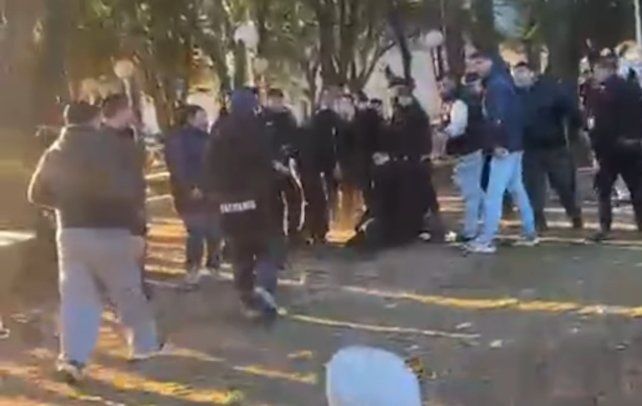 Trágico hecho en Carcarañá. Un policía sufrió gravísimas heridas tras la final de la Liga Cañadense. El efectivo quedó en estado crítico&nbsp;