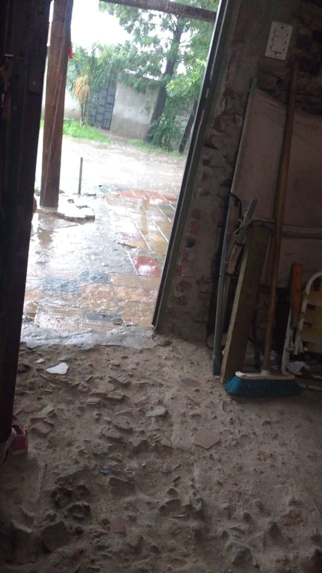 Calles tapadas de agua por las intensas lluvias que azotan la ciudad