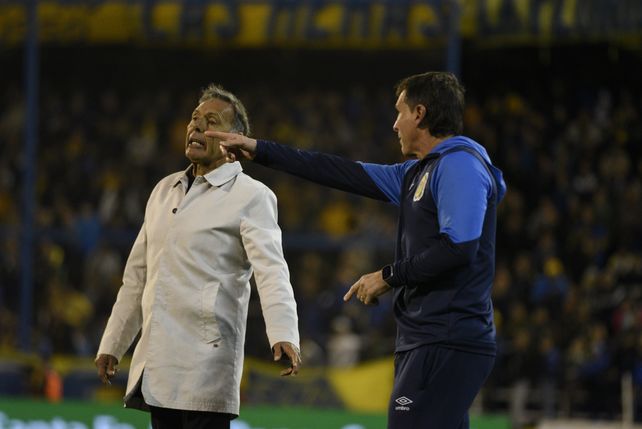 El DT Russo y su ayudante Ubeda vivieron a pleno las acciones del empate.