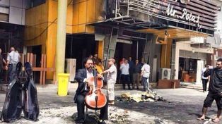 En un original mensaje de paz al mundo, un chelista desafía la violencia extema con música