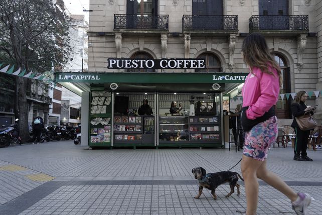 Un kiosco con nueva vida: en Rosario abrió el primer puesto de diarios que suma cafetería