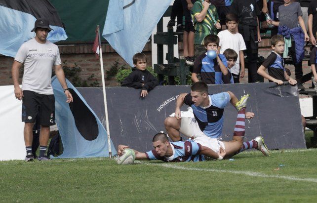 Documento. De Haro se estira para apoyar la pelota dentro del ingoal. Try de Plaza