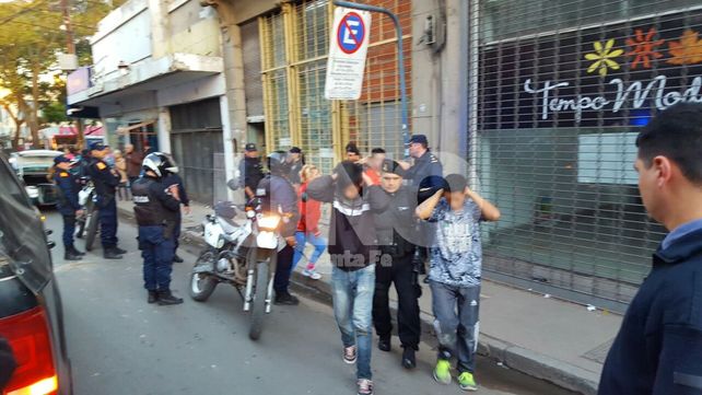 Peleas, robos y violencia en  una pensión de Mendoza 2700