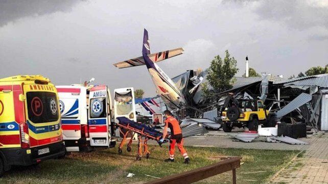 Se estrelló un avión turbohélice en Polonia: cinco muertos, cuatro de ellos en tierra