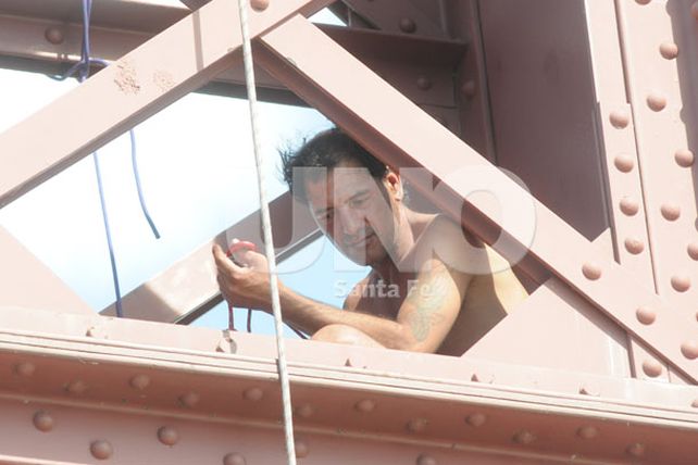 Un hombre estuvo varias horas sobre el pilote oeste del Puente Colgante