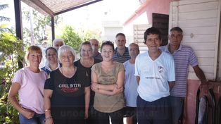 Dedicación. Quienes trabajan en el lugar acompañan a aquellos que buscan salir adelante.